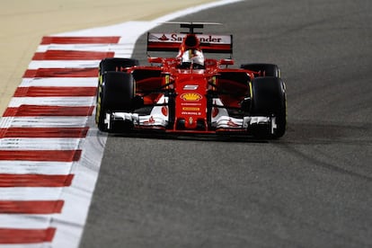 El piloto alemán Sebastian Vettel conduce su monoplaza de la escudería Ferrari.