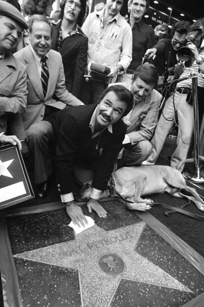 El actor Burt Reynolds junto a su estrella en el Paseo de la Fama de Hollywood en Los Ángeles, en 1978.