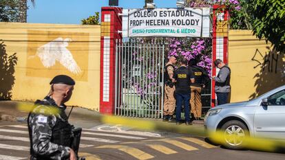 Policías y militares vigilan la escuela pública donde se presentó un ataque con arma, en Cambé, Paraná (Brasil) el 19 de junio 2023.