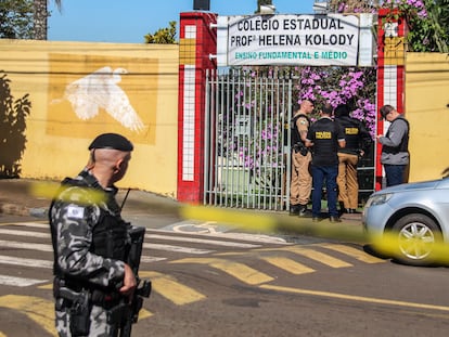 Policías y militares vigilan la escuela pública donde se presentó un ataque con arma, en Cambé, Paraná (Brasil) el 19 de junio 2023.