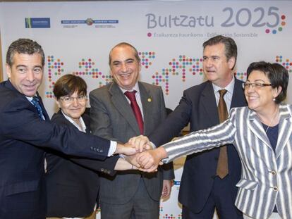 De izquierda a derecha, Manuel Salinero, Secretario General de Lehendakaritza, y los consejeros Gemma Zabaleta, Iñaki Arriola, Bernabé Unda y Pilar Unzalu, ayer en la firma de ‘Bultzatu 2025’