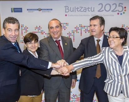 De izquierda a derecha, Manuel Salinero, Secretario General de Lehendakaritza, y los consejeros Gemma Zabaleta, Iñaki Arriola, Bernabé Unda y Pilar Unzalu, ayer en la firma de ‘Bultzatu 2025’
