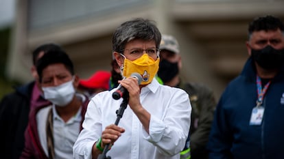 La alcaldesa de Bogotá, Claudia López, en un evento con comunidades indígenas, en Bogotá.