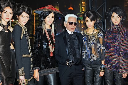 <b>Alerta roja. Karl Lagerfeld (rodeado por modelos) exhibió su peculiar interpretación de los códigos estéticos y chinos.</b>