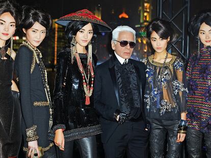 <b>Alerta roja. Karl Lagerfeld (rodeado por modelos) exhibió su peculiar interpretación de los códigos estéticos y chinos.</b>