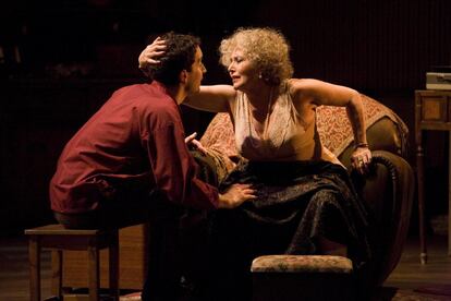 Concha Velasco en una escena de la comedia 'La vida por delante' en el teatro Goya de Barcelona, en 2009.