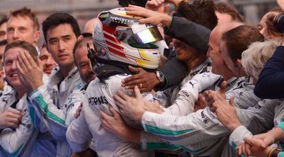 Lewis Hamilton celebra con el equipo Mercedes su victoria en el GP de China. 