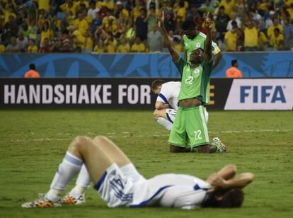 Los nigerianos celebran ante unos alicaídos bosnios