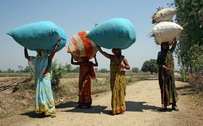 Una de las múltiples causas del elevado índice de casos de prolapso uterino (mujeres a las que se les cae y sale el útero por la vagina) en Nepal es que ellas realizan todos los trabajos físicos como transportar leña, cereales o agua sobre sus cabezas para llevarlos al hogar por caminos de tierra durante varias horas bajo el sol en la época seca y la lluvía cuando empieza el monzón. Es un esfuerzo que realizan aunque estén embarazadas o hayan dado a luz días antes. La falta de reposo provoca que sus músculos no tengan tiempo suficiente para fortalecerse después del parto y acaben por ceder dejando caer el útero.