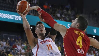 Willy Hernangómez lanza ante Vucevic.