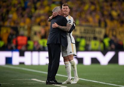 Carlo Ancelotti abraza a Toni Kroos tras ser sustituido en el estadio de Wembley, el 1 de junio de 2024.