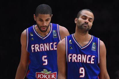 Parker y Batum, desolados tras el partido.