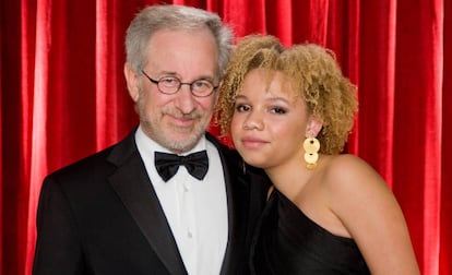 Steven Spielberg y su hija Mikaela Spielberg, en 2009.