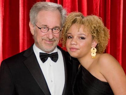 Steven Spielberg y su hija Mikaela Spielberg, en 2009.