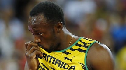 Bolt fa un petó a la samarreta després de guanyar els 200 m.