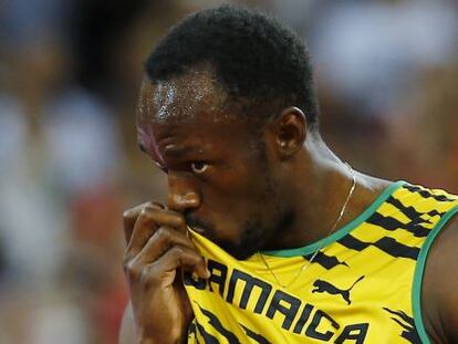 Bolt fa un petó a la samarreta després de guanyar els 200 m.