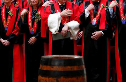 Los miembros de la 'Knighthood of the Brewer's Paddle' durante las celebraciones que se han producido en Bruselas.