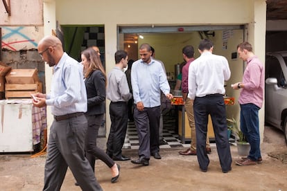 Funcionários do Corporate Center Building vão almoçar no Restaurante do Silvio, na favela, em uma segunda-feira chuvosa.