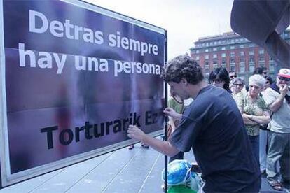 Un momento del acto contra la tortura celebrado ayer por Gesto por la Paz en el centro de Bilbao.