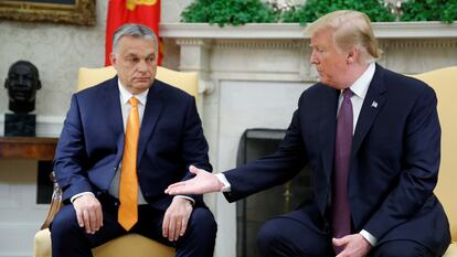 Donald Trump saluda a Viktor Orban, en la Oficina Oval de la Casa Blanca en Washington el 13 de mayo de 2019.