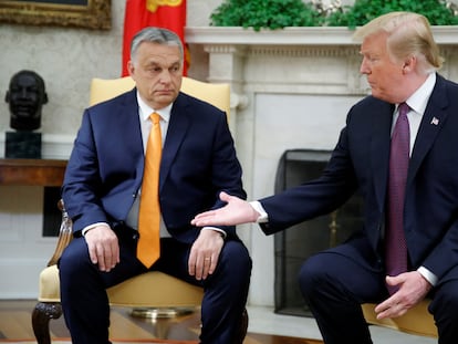 Donald Trump saluda a Viktor Orbán, en la Oficina Oval de la Casa Blanca en Washington el 13 de mayo de 2019.
