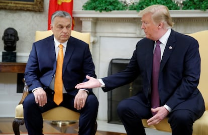 Donald Trump saluda a Viktor Orbán, en la Oficina Oval de la Casa Blanca en Washington el 13 de mayo de 2019.