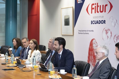 El ministro de Turismo de Ecuador, Niels Olsen, y José Vicente de los Mozos, a la izda., ayer en Ifema