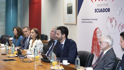 El ministro de Turismo de Ecuador, Niels Olsen, y José Vicente de los Mozos, a la izda., ayer en Ifema