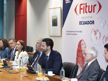 El ministro de Turismo de Ecuador, Niels Olsen, y José Vicente de los Mozos, a la izda., ayer en Ifema