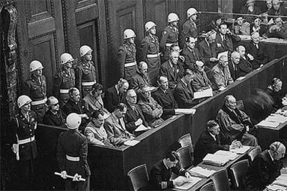 Algunos acusados y sus abogados, sentados delante, en una de las sesiones del juicio de Núremberg.