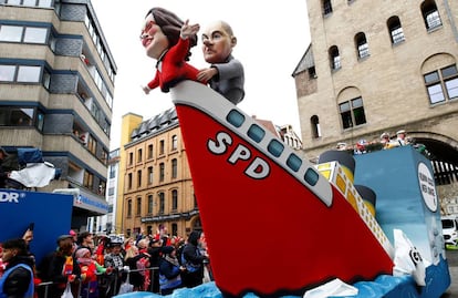 Figuras de cartón preparadas para el carnaval de Colonia retratan a los líderes del SPD alemán Andrea Nahles y Olaf Scholz.