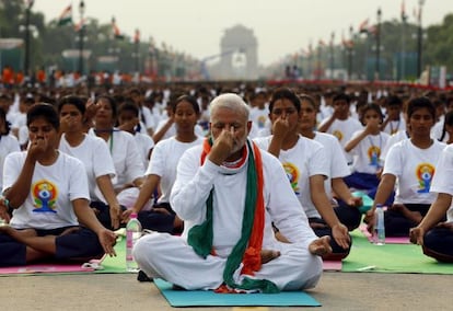 Narendra Modi, durant la celebració del Dia Mundial del Ioga a Nova Delhi, diumenge.