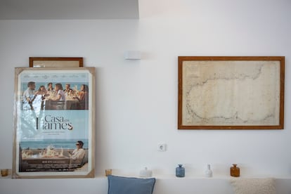 Detall de la decoració de la Casa Rovira, que inclou una imatge promocional de la pel·lícula 'Casa en flames'