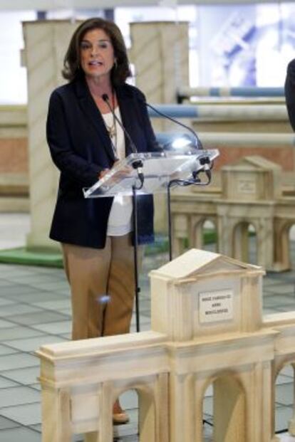 La alcaldesa de Madrid, Ana Botella, durante el acto de entrega de un salto con la imagen de la Puerta de Alcal&aacute; para una prueba ecuestre que se celebrar&aacute; en Barcelona. EFE/Fernando Alvarado