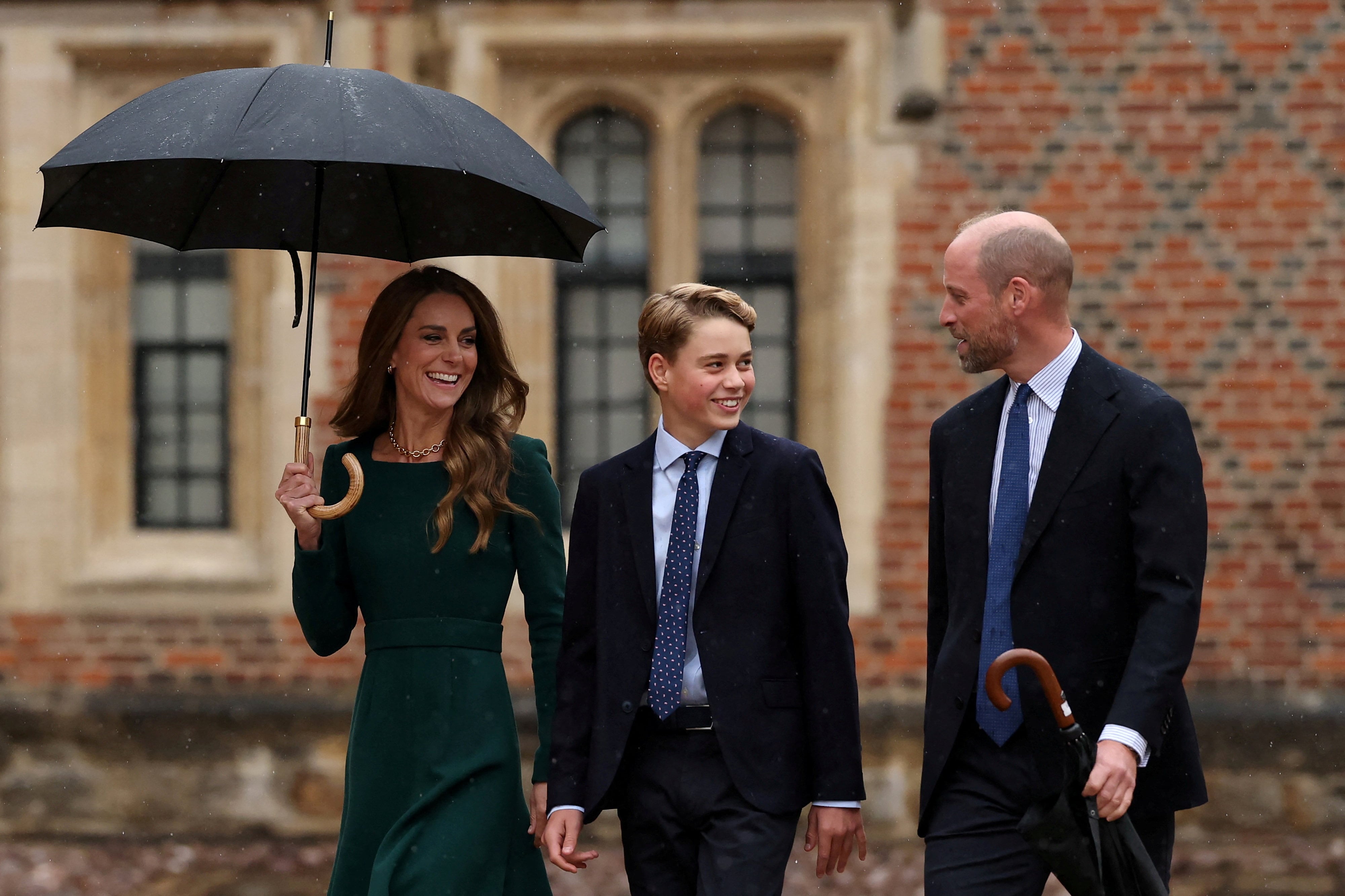 El príncipe Jorge de Inglaterra comienza sus estudios en Eton College acompañado del príncipe Guillermo y Kate Middleton