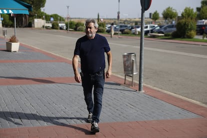 El actor Jorge Bosch a su llegada a la capilla ardiente, este lunes.
