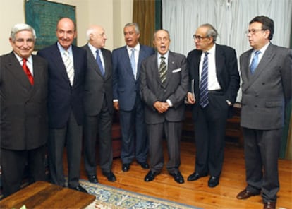 De izquierda a derecha, Cisneros, Roca, Pérez-Llorca, Arenas, Fraga, Peces-Barba y Herrero de Miñón.