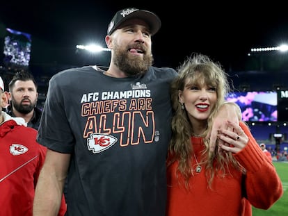 Travis Kelce y Taylor Swift celebran la victoria de los Kansas City Chiefs el 28 de enero 2024 en Baltimore, Mayland.