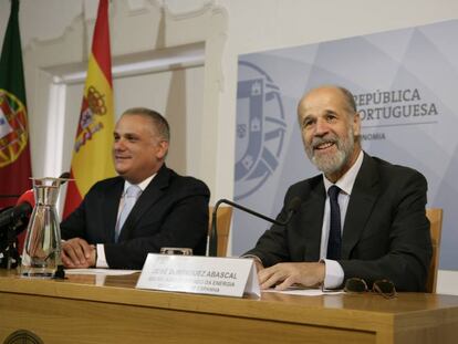 A la izquierda, el secretario de Estado de Energía portugués, Jorge Seguro Sanches; a la derecha, su homólogo español, José Domínguez Abascal, en la reunión de este martes.