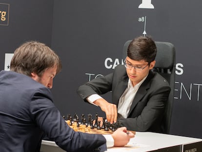 Alireza Firouzja en el inicio de su partida ante Teimur Radyabov, este viernes, en el Palacio de Santoña de Madrid