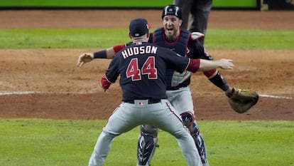 Daniel Hudson y Yan Gomes, celebran la victoria de los Nationals.