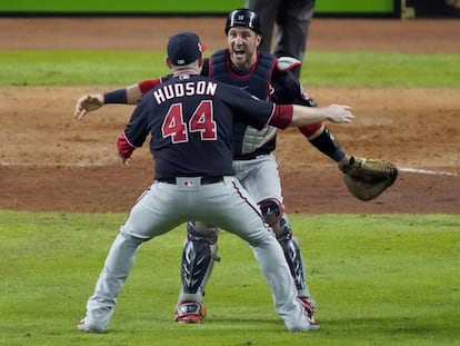 Daniel Hudson y Yan Gomes, celebran la victoria de los Nationals.