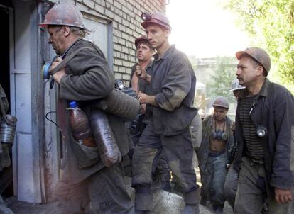 Miembros de equipos de rescate tras un accidente en la mina de carbón ucrania de Zasiadko en Donetsk, en 2001.
