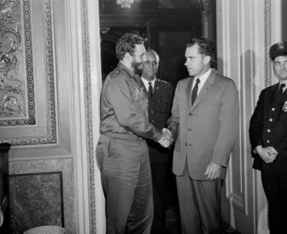 El dirigente cubano Fidel Castro estrecha la mano del vicepresidente estadounidense Richard Nixon en Washington, el 19 de Abril de 1959