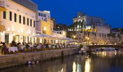 Restaurantes en el puerto de Ciudadela, en Menorca.