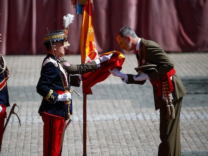 El rey Felipe VI jura bandera por el 40 aniversario de su promoción del Ejército de Tierra, este sábado en la Academia General Militar (AGM) de Zaragoza.