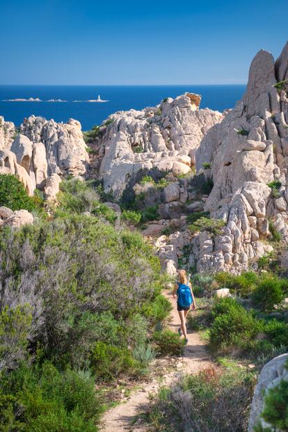 Una de playas más deseadas de la zona es cala Coticcio, accesible a pie tras unos duros y escarpados 40 minutos de caminata o por mar.