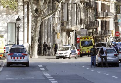 Efectius policials i d'emergències a la zona on s'ha produït l'atropellament.