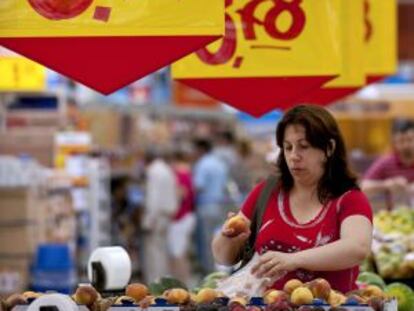 Una mujer hace la compra en un centro de Wall-Mart en São Paulo.