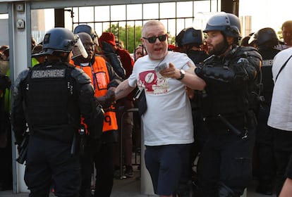 Un aficionado del Liverpool forcejea con un gendarme francés a las puertas del Stade de France.